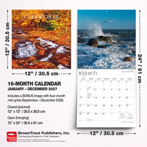 K&ouml;nnte beinhalten: Ein 16-Monats-Wandkalender f&uuml;r 2027 mit Landschaften aus Connecticut. Er misst geschlossen 30,5 cm x 30,5 cm und ge&ouml;ffnet 30,5 cm x 61 cm. Das Deckblatt zeigt einen Waldfluss, w&auml;hrend das Innere ein Kalenderblatt f&uuml;r M&auml;rz 2027 und eine Meerszene zeigt.