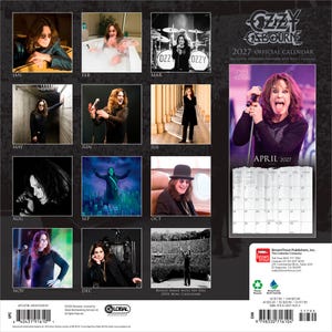 K&ouml;nnte beinhalten: Der offizielle Ozzy Osbourne Kalender 2027 zeigt eine Sammlung von Fotografien des Musikers. Die R&uuml;ckseite pr&auml;sentiert zw&ouml;lf monatliche Bilder, darunter ein gro&szlig;es Kalenderraster f&uuml;r April 2027, mit dem K&uuml;nstler bei Auftritten und in Szenen.