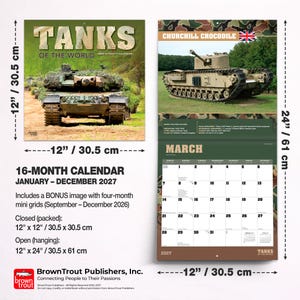 Puede incluir: Un calendario de pared de 16 meses para 2027 titulado Tanks of the World, que mide 30,5 por 30,5 cm cerrado y 30,5 por 61 cm abierto. La portada muestra un tanque camuflado, mientras que el interior muestra un tanque Churchill Crocodile y una cuadr&iacute;cula de marzo de 2027.