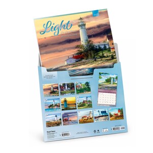Peut inclure: Un calendrier mural 2022 intitul&eacute; Light the Way Home illustr&eacute; de phares. La couverture montre un grand phare blanc au coucher du soleil. Le dos pr&eacute;sente douze petites images mensuelles de phares, une grille de calendrier et des codes-barres.