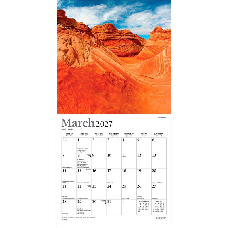 Op de afbeelding: Een wandkalenderpagina voor maart 2027 met een foto van oranje en rode zandsteenformaties onder een blauwe lucht. Het raster toont de data van zondag tot zaterdag met kleine tekst voor feestdagen en maanfasen gedurende de maand.