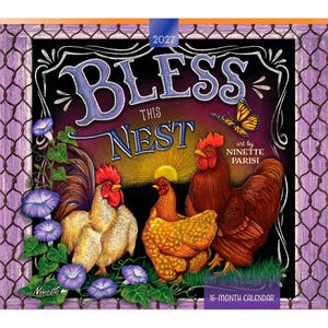 Op de afbeelding: Een 16-maandenkalender voor 2027 getiteld Bless This Nest, met een zwarte achtergrond, een zonsopgang, drie kippen, een vlinder en paarse ochtendgloriebloemen. De rand is een paars gaaspatroon met de tekst art by Ninette Parisi.