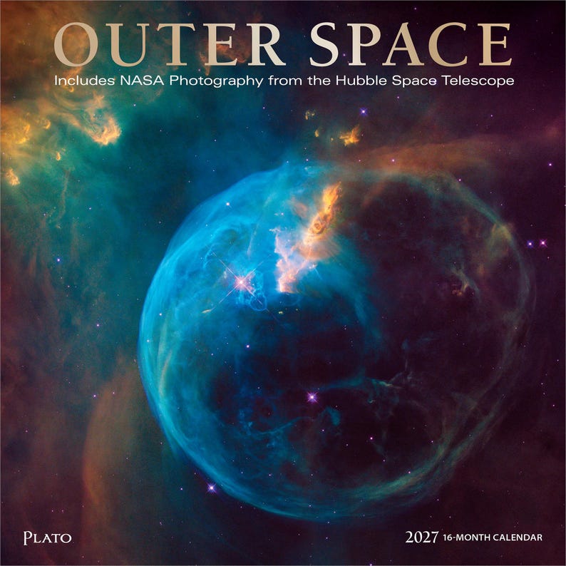Op de afbeelding: Een 16-maandenkalender voor 2027 met de titel OUTER SPACE, inclusief NASA-fotografie van de Hubble-ruimtetelescoop. De omslag toont een levendige blauwe en oranje nevel tegen een donkere sterrenachtergrond, met de merknaam Plato onderaan.