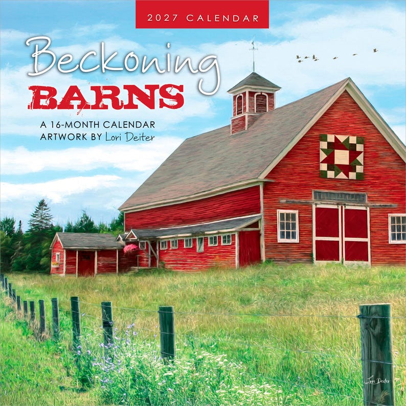 K&ouml;nnte beinhalten: Ein Kalender f&uuml;r 2027 mit dem Titel Beckoning Barns und Kunstwerken von Lori Deiter. Das Cover zeigt eine leuchtend rote Scheune mit einem wei&szlig;en Quilt-Muster an der Seite, einer Dachreiter-Kuppel und einem kleineren Schuppen auf einer Wiese.