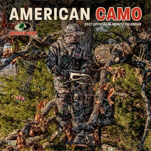 以下が含まれることがあります： AMERICAN CAMOと記された2027年公式16ヶ月カレンダー。Mossy Oakのロゴ入り。表紙には、迷彩服を着て木の上に立ち、鹿の角を手にした人物と、枝に掛けられたコンパウンドボウが写っている。