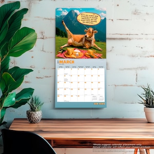 Pode incluir: Um calend&aacute;rio de parede para mar&ccedil;o de 2027 intitulado Zen Cows. A imagem superior mostra uma vaca castanha com um cachecol num prado de montanha com queijo sobre um pano aos quadrados vermelhos. Um bal&atilde;o de fala diz: Betty has always been attracted to eastern philosophy, but she hasn't quite grasped the subtleties.