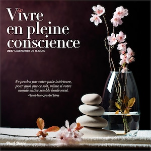 Pode incluir: Um calend&aacute;rio de 16 meses para 2027 intitulado Vivre en pleine conscience. A capa apresenta um vaso de vidro transparente com flores de cerejeira cor-de-rosa, uma pilha de quatro pedras lisas cinza-claras e uma cita&ccedil;&atilde;o de Saint-Fran&ccedil;ois de Sales.