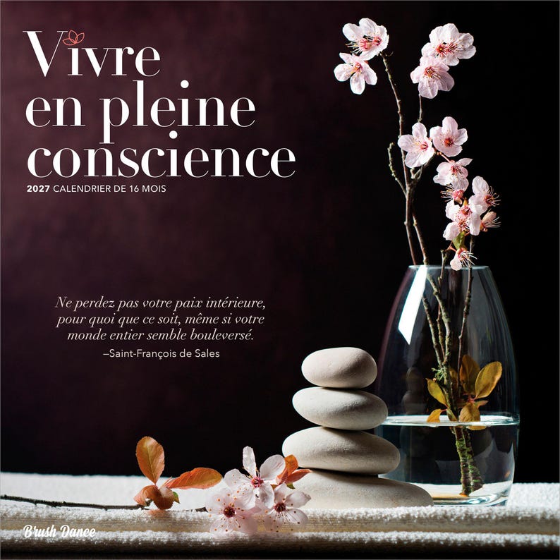 Pode incluir: Um calend&aacute;rio de 16 meses para 2027 intitulado Vivre en pleine conscience. A capa apresenta um vaso de vidro transparente com flores de cerejeira cor-de-rosa, uma pilha de quatro pedras lisas cinza-claras e uma cita&ccedil;&atilde;o de Saint-Fran&ccedil;ois de Sales.