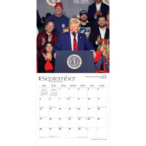 Puede incluir: Un calendario de septiembre de 2021 con una fotograf&iacute;a de un hombre hablando en un podio. El calendario incluye una cuadr&iacute;cula semanal con fechas y d&iacute;as. El hombre lleva un traje azul y una corbata roja. El calendario tambi&eacute;n incluye el texto "ON TIPS".