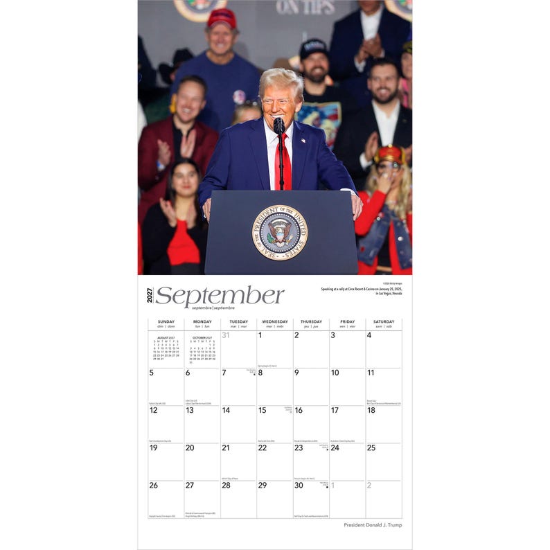 Puede incluir: Un calendario de septiembre de 2021 con una fotograf&iacute;a de un hombre hablando en un podio. El calendario incluye una cuadr&iacute;cula semanal con fechas y d&iacute;as. El hombre lleva un traje azul y una corbata roja. El calendario tambi&eacute;n incluye el texto "ON TIPS".