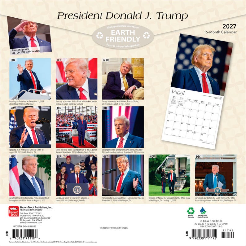 Puede incluir: Un calendario de 2027 con el presidente Donald J. Trump. El calendario incluye m&uacute;ltiples im&aacute;genes de Trump en varios entornos, con un enfoque en sus apariciones p&uacute;blicas. El calendario est&aacute; etiquetado como "Earth Friendly".