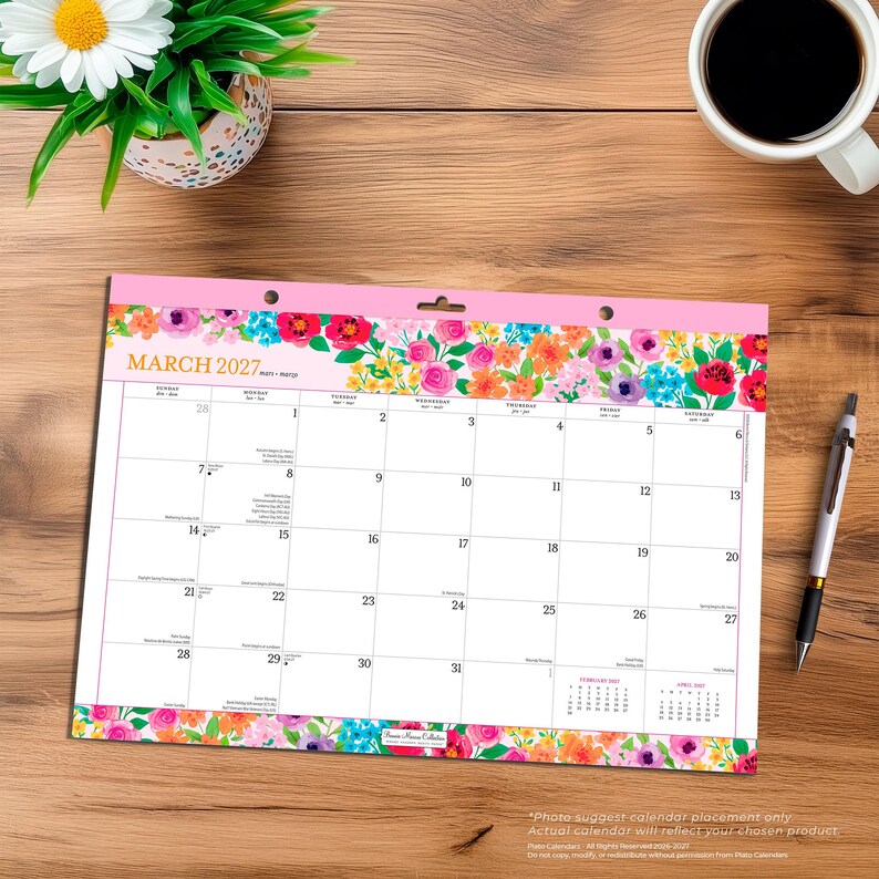 K&ouml;nnte beinhalten: Ein Wandkalender f&uuml;r M&auml;rz 2027 mit einem lebendigen Blumenrand aus rosa, roten, orangefarbenen und blauen Bl&uuml;ten. Das Kalenderraster zeigt Wochentage, Daten sowie kleine Referenzkalender f&uuml;r Februar und April 2027 in der unteren rechten Ecke.