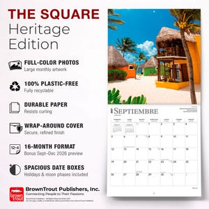 K&ouml;nnte beinhalten: Ein Wandkalender f&uuml;r 2027 mit dem Titel THE SQUARE Heritage Edition, der ein farbiges Foto von tropischen Strandh&uuml;tten mit Strohd&auml;chern und Palmen zeigt. Der Kalender enth&auml;lt ein Kalendarium f&uuml;r September mit ger&auml;umigen Datumsfeldern.