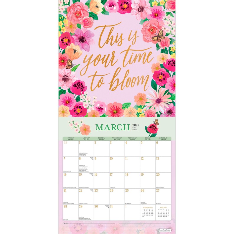 Pu&ograve; includere: Un calendario da parete floreale per marzo 2027, con sfondo rosa e una ghirlanda di fiori rosa, gialli e arancioni. Il testo "This is your time to bloom" &egrave; in oro. La griglia del calendario &egrave; in basso.