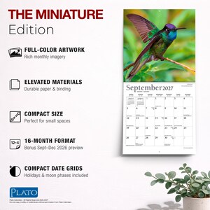K&ouml;nnte beinhalten: Ein 16-Monats-Wandkalender mit dem Titel The Miniature Edition, der ein Kolibri-Foto f&uuml;r September 2027 zeigt. Der Kalender enth&auml;lt vollfarbige Bilder, langlebiges Papier, ein kompaktes Format und Datumsraster mit Feiertagen.