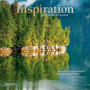 Op de afbeelding: Een 16-maandenkalender voor 2027 getiteld Inspiration met een landschapsfoto van een dicht groen bos langs een rustige oever van een meer. De tekst luidt Inspiration 2027 16-Month Calendar, One touch of nature makes the whole world kin. -William Shakespeare, en Plato.