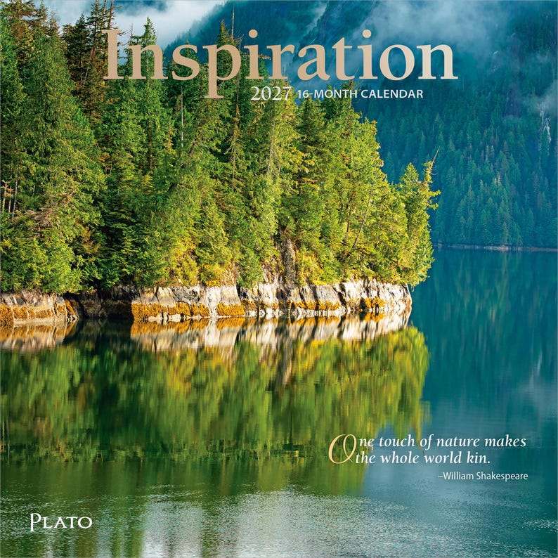 Op de afbeelding: Een 16-maandenkalender voor 2027 getiteld Inspiration met een landschapsfoto van een dicht groen bos langs een rustige oever van een meer. De tekst luidt Inspiration 2027 16-Month Calendar, One touch of nature makes the whole world kin. -William Shakespeare, en Plato.