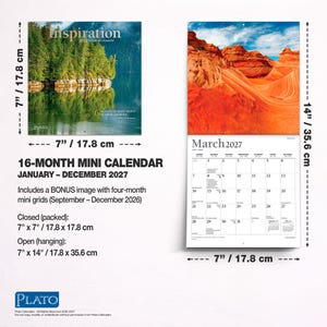 Op de afbeelding: Een 16-maanden minikalender voor 2027, met afmetingen van 17,8 cm bij 17,8 cm gesloten en 17,8 cm bij 35,6 cm open. Het heeft een omslag met een meer- en boslandschap en een open pagina met een maart 2027 rooster en een rood woestijnlandschap.
