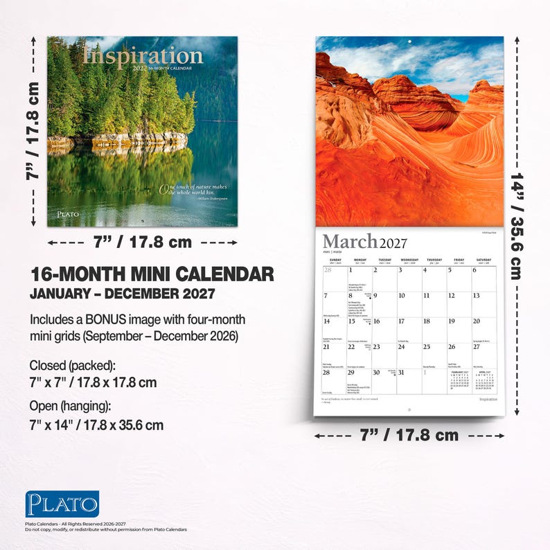 Op de afbeelding: Een 16-maanden minikalender voor 2027, met afmetingen van 17,8 cm bij 17,8 cm gesloten en 17,8 cm bij 35,6 cm open. Het heeft een omslag met een meer- en boslandschap en een open pagina met een maart 2027 rooster en een rood woestijnlandschap.