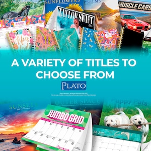 Puede incluir: Una colecci&oacute;n de calendarios de pared con encuadernaci&oacute;n en espiral que presentan diversos temas, como caballos, girasoles, Taylor Swift, paisajes, coches deportivos, motivos florales y cachorros. El texto A VARIETY OF TITLES TO CHOOSE FROM PLATO aparece en el centro.