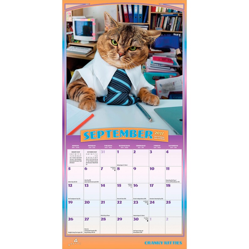 Pu&ograve; includere: Un calendario da parete per settembre 2027 con un gatto tigrato marrone che indossa una camicia bianca con colletto e una cravatta a righe blu e nere. Il gatto &egrave; seduto a una scrivania con un computer, libri e una penna. La griglia mostra le date.
