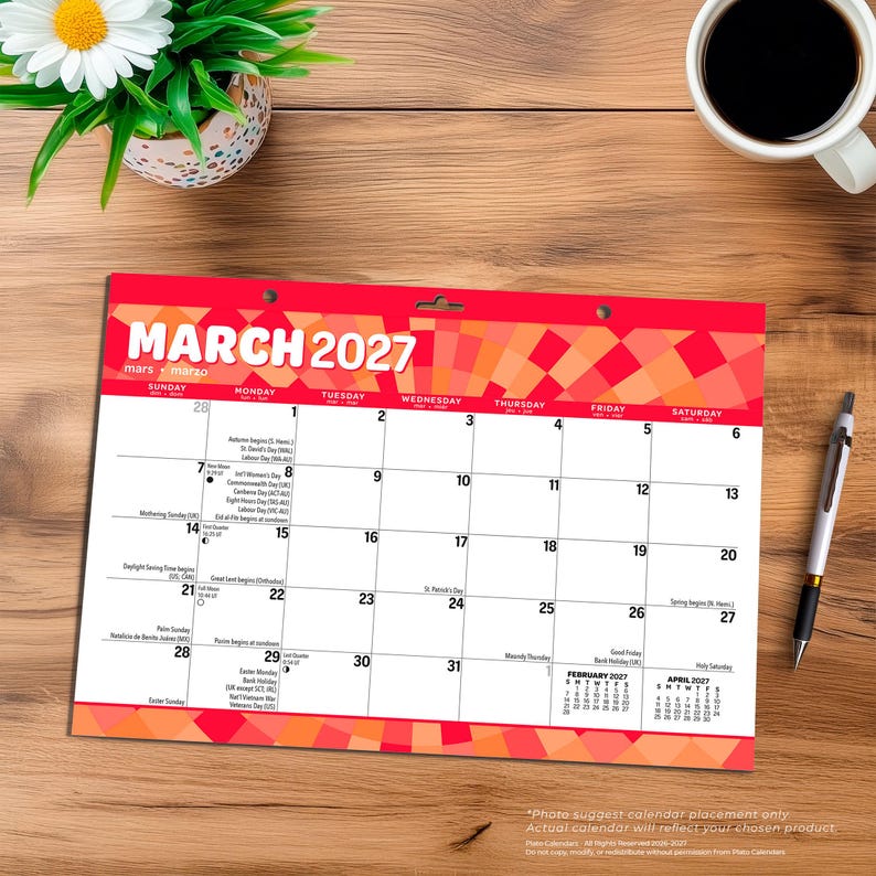 Puede incluir: Un calendario de pared para marzo de 2027 con un patr&oacute;n de fondo geom&eacute;trico en rojo y naranja. La cuadr&iacute;cula del calendario muestra las fechas del 1 al 31, con peque&ntilde;os calendarios de referencia para febrero y abril de 2027 en la esquina inferior.