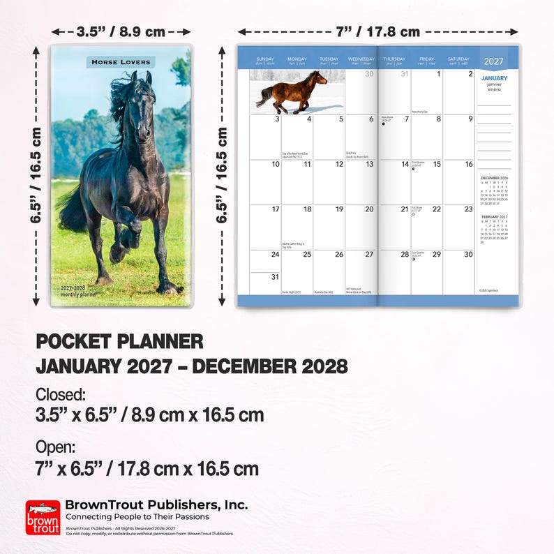 Pode incluir: Uma agenda de bolso Horse Lovers de janeiro de 2027 a dezembro de 2028. A agenda fechada mede 8,9 cm por 16,5 cm e apresenta um cavalo preto na capa. A agenda aberta mede 17,8 cm por 16,5 cm e mostra uma p&aacute;gina do calend&aacute;rio de janeiro de 2027.