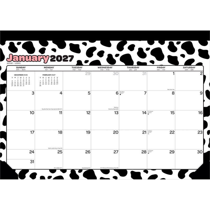 K&ouml;nnte beinhalten: Ein Wandkalender f&uuml;r Januar 2027 mit einem schwarz-wei&szlig;en Kuhfleckenmuster am Rand. Der Kalender zeigt den Monatsnamen in rosa Schrift, enth&auml;lt kleine Referenzkalender f&uuml;r Dezember 2026 und Februar 2027 sowie ein Raster f&uuml;r t&auml;gliche Notizen.