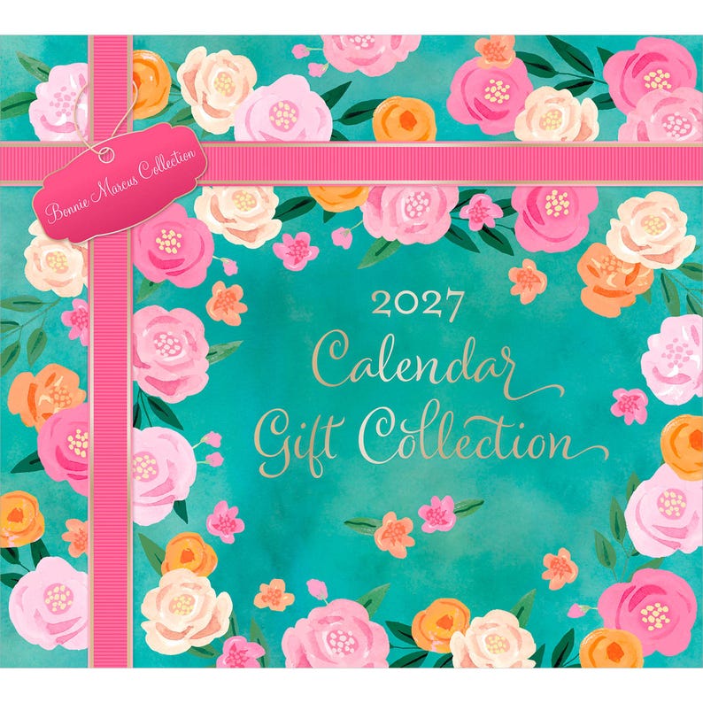 以下が含まれることがあります： Bonnie Marcus Collectionの2027年カレンダー。ピンク、ピーチ、白の花柄が描かれたターコイズブルーの背景。左側にはピンクのリボンとタグがあり、「Calendar Gift Collection」の文字がゴールドで書かれています。