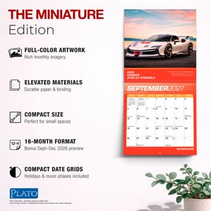 Puede incluir: Un calendario de pared titulado The Miniature Edition que muestra un Ferrari SF90 XX Stradale blanco en la p&aacute;gina de septiembre de 2027. El calendario incluye un formato de 16 meses, cuadr&iacute;culas de fechas compactas con festivos y fases lunares.