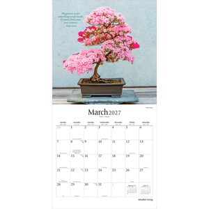 Pode incluir: Um calend&aacute;rio de parede para mar&ccedil;o de 2027 com um bonsai de az&aacute;lea rosa em flor num vaso retangular castanho. O texto diz: Happiness is not something ready made. It comes from your own actions. -Dalai Lama. A grelha mostra as datas de mar&ccedil;o.