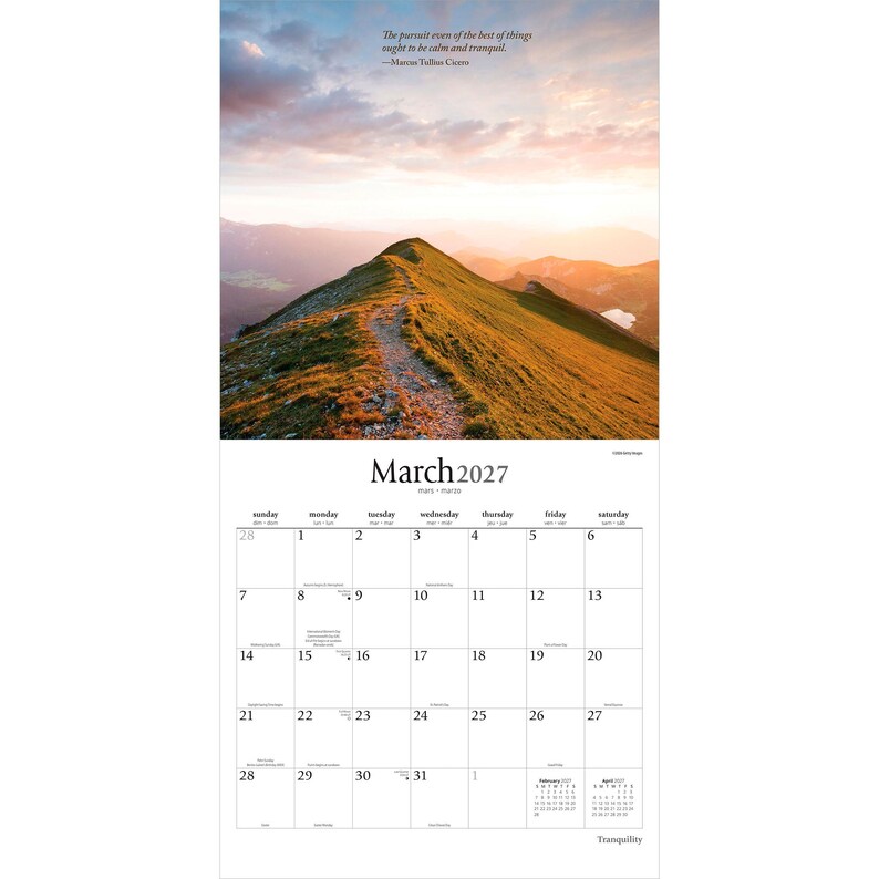 Puede incluir: Un calendario de pared para marzo de 2027 con una fotograf&iacute;a de paisaje de una cresta de monta&ntilde;a cubierta de hierba al atardecer. El texto dice: The pursuit even of the best of things ought to be calm and tranquil. --Marcus Tullius Cicero. Marzo 2027.