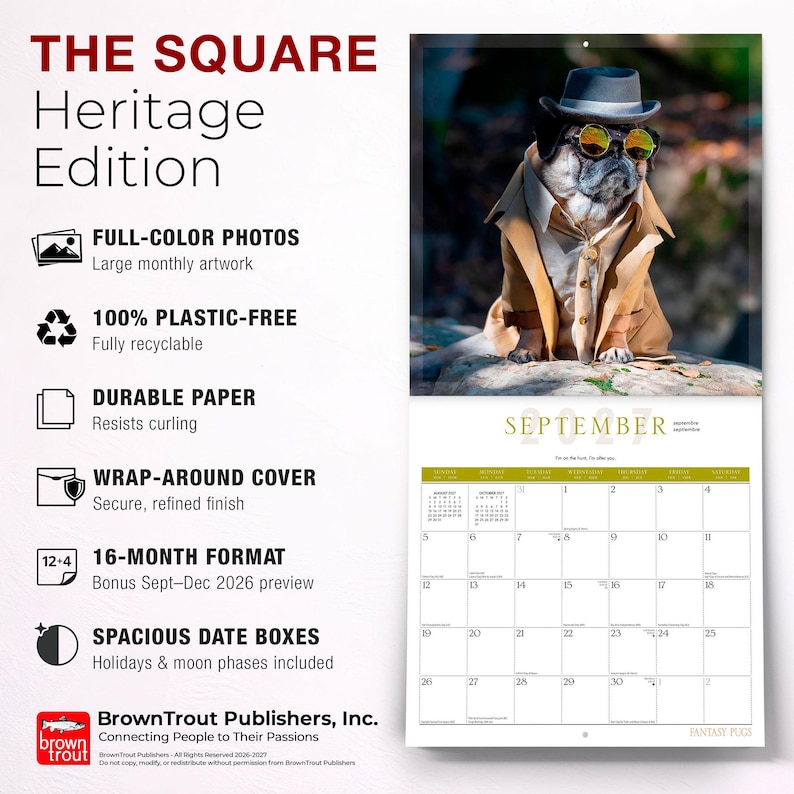 Może przedstawiać: 16-miesięczny kalendarz ścienny zatytułowany THE SQUARE Heritage Edition przedstawiający mopsa ubranego w beżowy prochowiec, kapelusz i okrągłe okulary przeciwsłoneczne. Kalendarz zawiera kolorowe zdjęcia, trwały papier i siatkę na wrzesień 2027 roku.