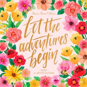 Pu&ograve; includere: Un calendario di 16 mesi con un design floreale. Le parole "Let the adventures begin" sono scritte in oro. Il calendario &egrave; circondato da fiori colorati nei toni del rosa, giallo e arancione. &Egrave; visibile anche una farfalla.