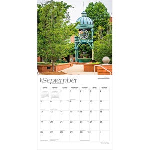 Pode incluir: Uma p&aacute;gina de calend&aacute;rio de parede para setembro de 2027 com uma fotografia de uma torre de rel&oacute;gio de metal verde com teto de c&uacute;pula e uma fonte abaixo, situada em um parque com caminhos de tijolos e &aacute;rvores.