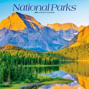 Puede incluir: Un calendario de 16 meses de 2027 con un paisaje de monta&ntilde;as, un lago y un bosque. Las palabras "National Parks" est&aacute;n en la parte superior en azul marino. La imagen muestra una escena natural con un cielo azul y un reflejo en el lago.