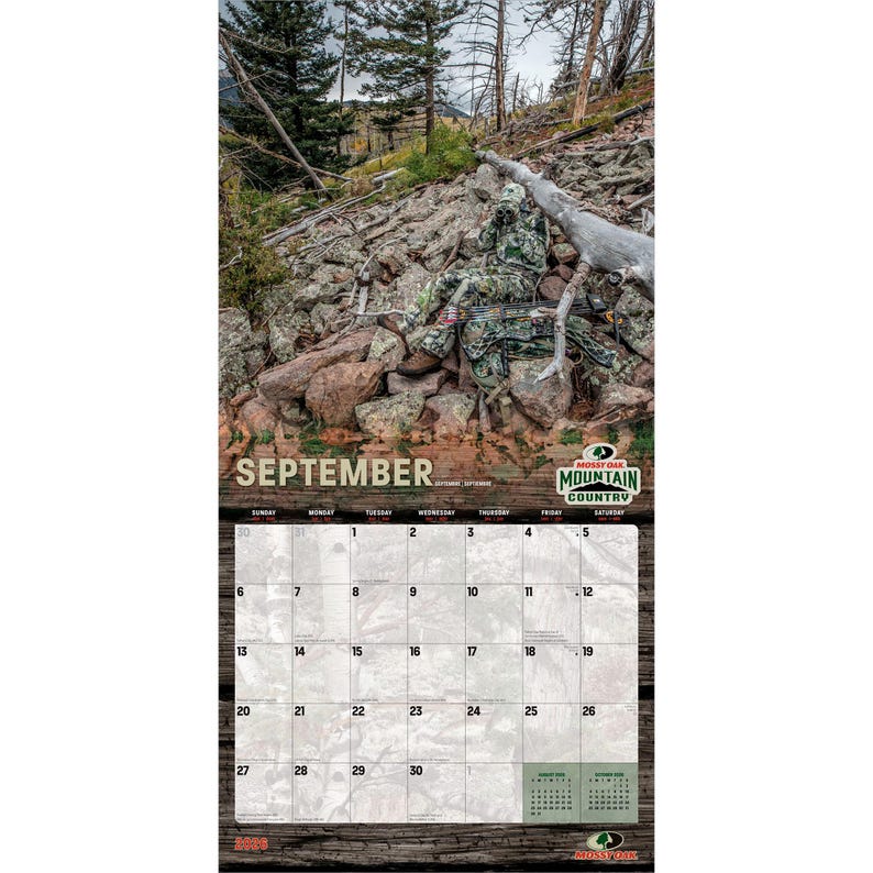 K&ouml;nnte beinhalten: Kalenderseite f&uuml;r September mit einer getarnten Person in einer felsigen, bewaldeten Landschaft. Das Kalenderraster ist unter dem Bild sichtbar, mit dem Monatsnamen. Das Logo von Mossy Oak Mountain Country ist ebenfalls vorhanden.