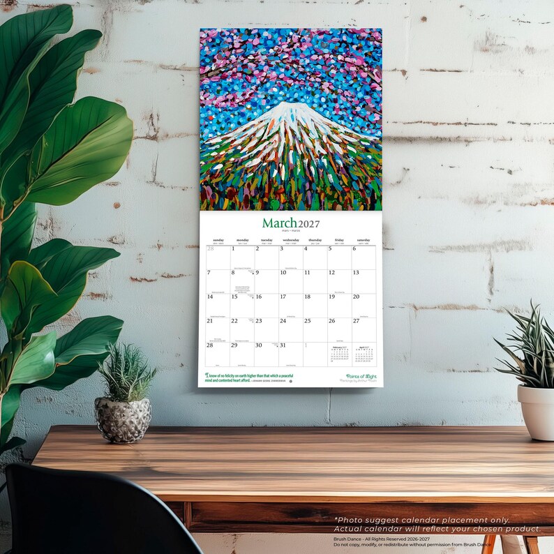 K&ouml;nnte beinhalten: Ein Wandkalender f&uuml;r M&auml;rz 2027 mit einem impressionistischen Gem&auml;lde eines schneebedeckten Berggipfels unter einem Dach aus rosa Kirschbl&uuml;ten. Das Kalenderraster zeigt die Tage des Monats mit klarem schwarzem Text auf wei&szlig;em Hintergrund.