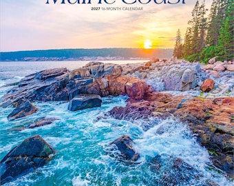 Puede incluir: Un calendario de 16 meses para 2027 titulado Maine Coast que presenta una fotografía escénica de una costa rocosa con olas turquesas rompiendo, un denso bosque de coníferas y un brillante atardecer en el horizonte, con la marca brown trout.