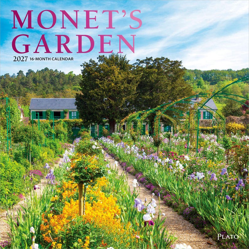 Puede incluir: Un calendario de 16 meses para 2027 titulado Monet's Garden, que presenta una fotograf&iacute;a de un sendero de jard&iacute;n exuberante bordeado de flores amarillas y moradas, arcos de metal verde y una casa con contraventanas verdes bajo un cielo azul.