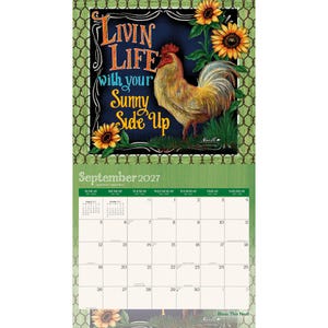 Op de afbeelding: Een wandkalender voor september 2027 met een illustratie van een haan op een donkere achtergrond met zonnebloemen en de tekst Livin Life with your Sunny Side Up. Het kalenderraster toont de dagen van de week en data in een standaard maandindeling.