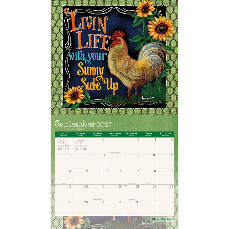 Op de afbeelding: Een wandkalender voor september 2027 met een illustratie van een haan op een donkere achtergrond met zonnebloemen en de tekst Livin Life with your Sunny Side Up. Het kalenderraster toont de dagen van de week en data in een standaard maandindeling.