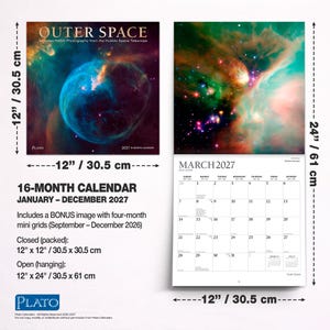 Op de afbeelding: Een 16-maanden wandkalender getiteld Outer Space met NASA-fotografie van de Hubble-ruimtetelescoop. De kalender meet 30,5 cm bij 30,5 cm wanneer gesloten en 30,5 cm bij 61 cm wanneer geopend, met een maandoverzicht voor maart 2027.