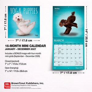 Może przedstawiać: 16-miesięczny minikalendarz Yoga Puppies na 2027 rok z białym psem na okładce i brązowym psem na stronie marcowej. Kalendarz ma wymiary 17,8 cm na 17,8 cm po zamknięciu i 17,8 cm na 35,6 cm po otwarciu, z turkusowym tłem na wszystkich stronach.