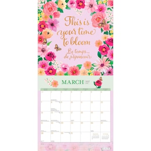 K&ouml;nnte beinhalten: Ein Wandkalender f&uuml;r M&auml;rz 2027 mit einem hellrosa Hintergrund und einem Blumenrand aus rosa, orangefarbenen und gelben Bl&uuml;ten sowie Schmetterlingen. Der Text lautet, This is your time to bloom, Le temps de s'&eacute;panouir, und M&Auml;RZ 2027 mit einem Kalendergitter.