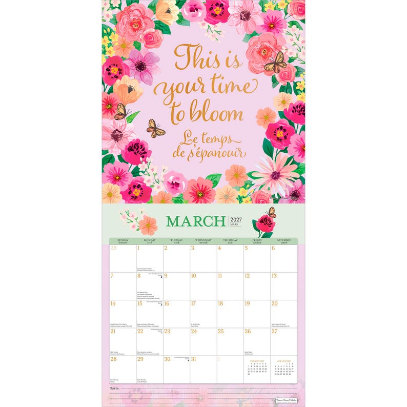 K&ouml;nnte beinhalten: Ein Wandkalender f&uuml;r M&auml;rz 2027 mit einem hellrosa Hintergrund und einem Blumenrand aus rosa, orangefarbenen und gelben Bl&uuml;ten sowie Schmetterlingen. Der Text lautet, This is your time to bloom, Le temps de s'&eacute;panouir, und M&Auml;RZ 2027 mit einem Kalendergitter.