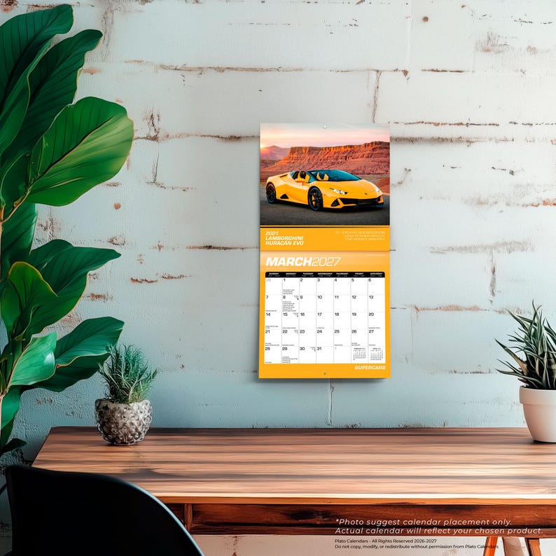 Puede incluir: Un calendario de pared para marzo de 2027 que presenta un coche deportivo Lamborghini Huracan EVO amarillo en la parte superior. La p&aacute;gina del calendario muestra el mes, el a&ntilde;o y una cuadr&iacute;cula de fechas. El dise&ntilde;o usa colores amarillo y blanco.