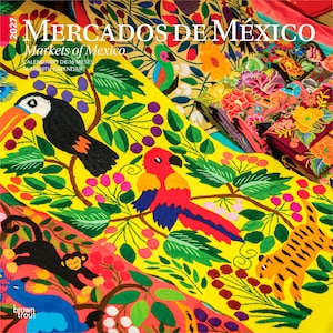 Puede incluir: Un calendario de 16 meses para 2027 titulado Mercados de M&eacute;xico Markets of Mexico con un fondo amarillo vibrante e ilustraciones coloridas estilo bordado de un tuc&aacute;n, un loro, un mono y un tigre entre follaje verde y bayas.