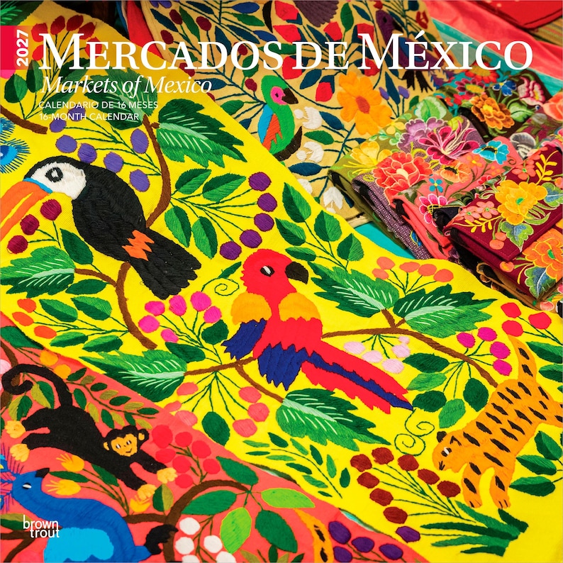Puede incluir: Un calendario de 16 meses para 2027 titulado Mercados de M&eacute;xico Markets of Mexico con un fondo amarillo vibrante e ilustraciones coloridas estilo bordado de un tuc&aacute;n, un loro, un mono y un tigre entre follaje verde y bayas.