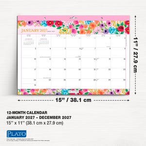 K&ouml;nnte beinhalten: Ein 38,1 cm mal 27,9 cm gro&szlig;er Wandkalender f&uuml;r Januar 2027 mit einem Blumenrand aus rosa, orangefarbenen und blauen Bl&uuml;ten. Das Kalenderraster zeigt Wochentage, Daten sowie kleine Referenzkalender f&uuml;r Dezember 2026 und Februar 2027.